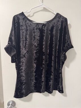 *Never Worn* W5 Black Crushed Velvet Short Sleeve Top
